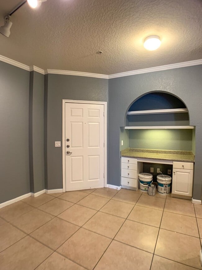 Building Photo - $600 Deposit* Beautiful 2/2 with pool view...