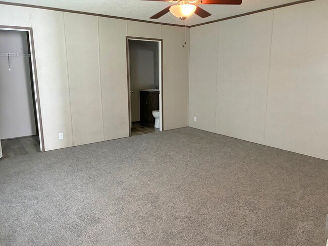 Building Photo - 1725 W Golden Cir