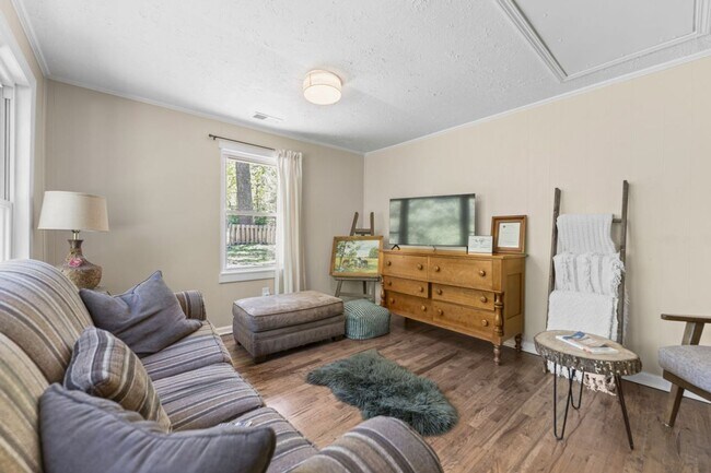 Building Photo - 3 Bedroom Furnished in Oldham County