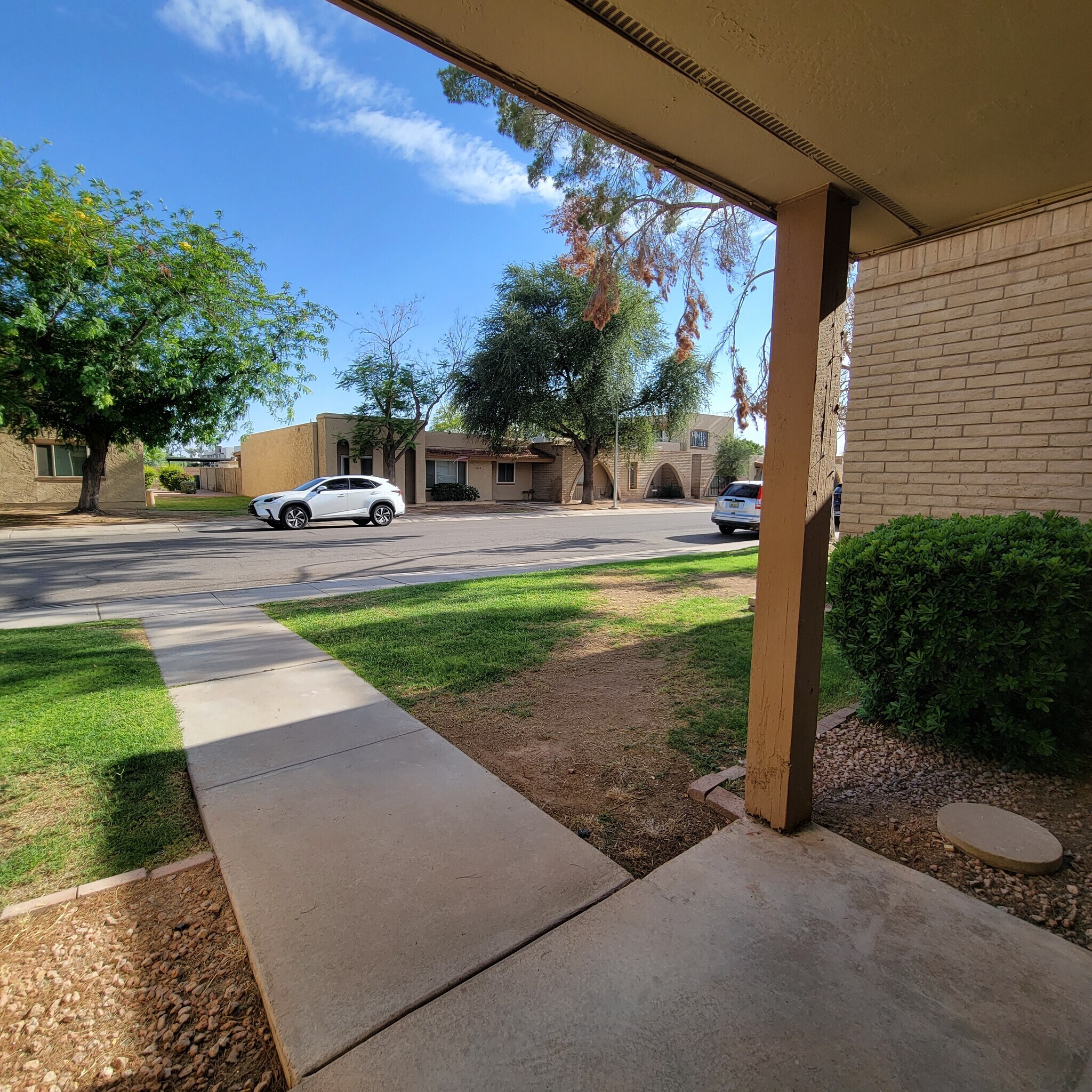 Building Photo - 2150 E Ellis Dr