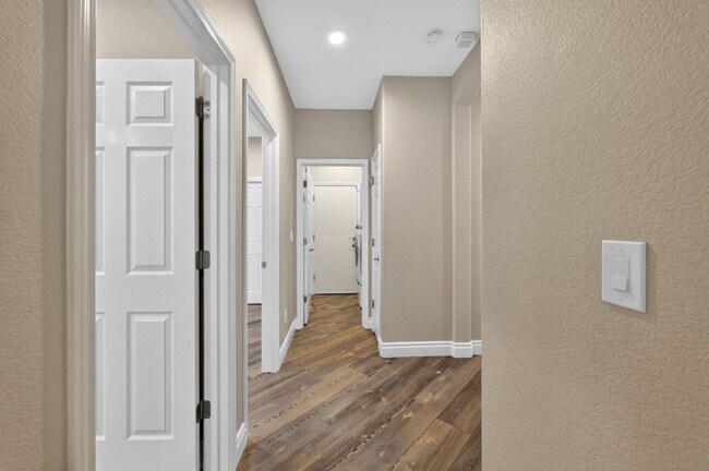 Building Photo - 1647 Gateway Dr