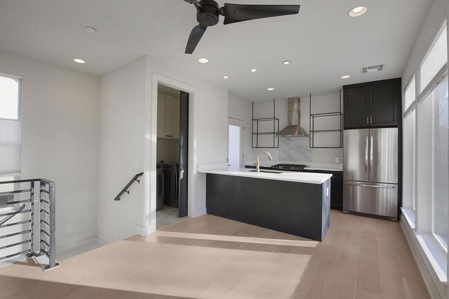 Building Photo - 1708 Perez St