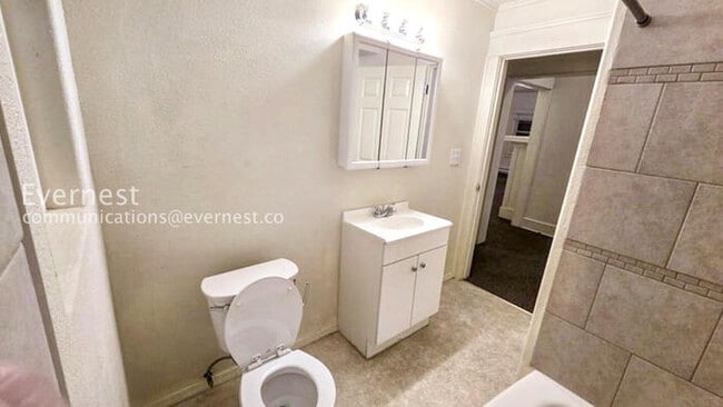 Building Photo - 4 Bed, 2 Bath Home with Fenced Yard / Vouchers Accepted