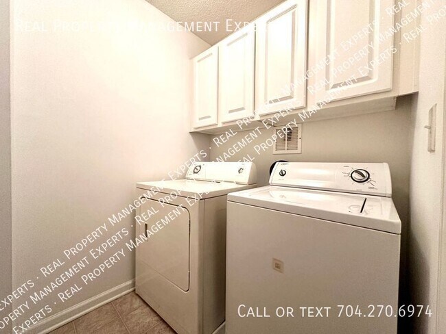 Building Photo - **MOVE IN SPECIAL!**Charming 3BR/2.5BR hom...