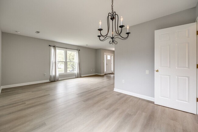 Building Photo - Beautiful 3 bedroom 2 full bath Ranch on a cul-de-sac in Charlotte's Walnut Creek community.