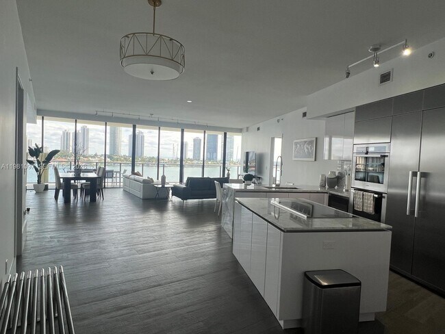 Building Photo - 5500 Island Estates Dr