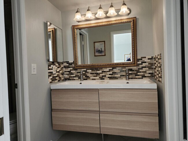 Building Photo - 450 Egret Cir
