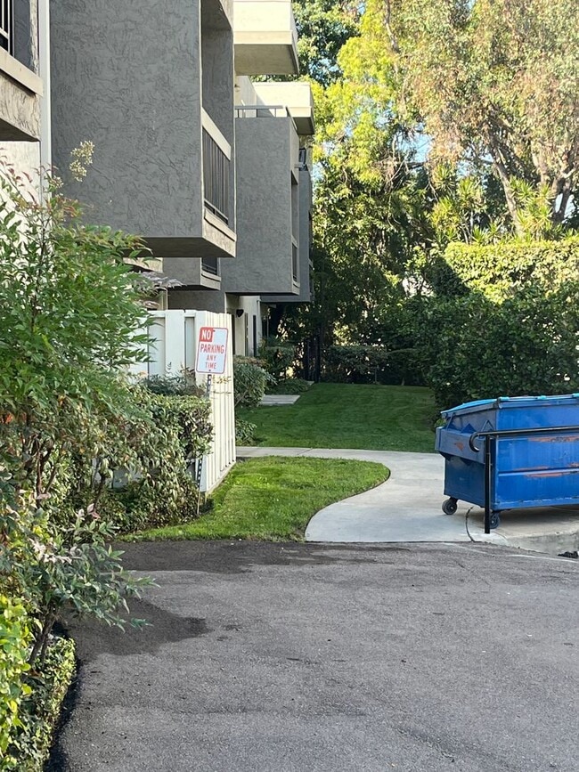 Building Photo - Clean and Quiet 1 Bedroom/1 Bath  in SENIOR COMPLEX