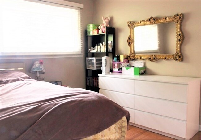 Building Photo - Gorgeous well maintained 4 bed house avail...