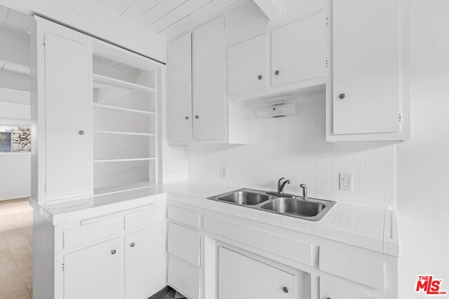 Building Photo - 4040 Grand View Blvd