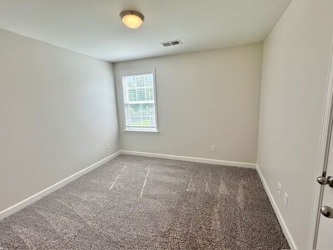 Building Photo - Now Leasing a 4-bedroom 2.5 bath home in O...