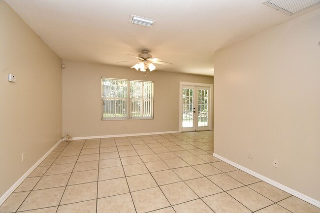 Building Photo - Spacious 3BR/2BA Corner Lot Home + Bonus Room in Silver Springs Shores – $1,500 /Month