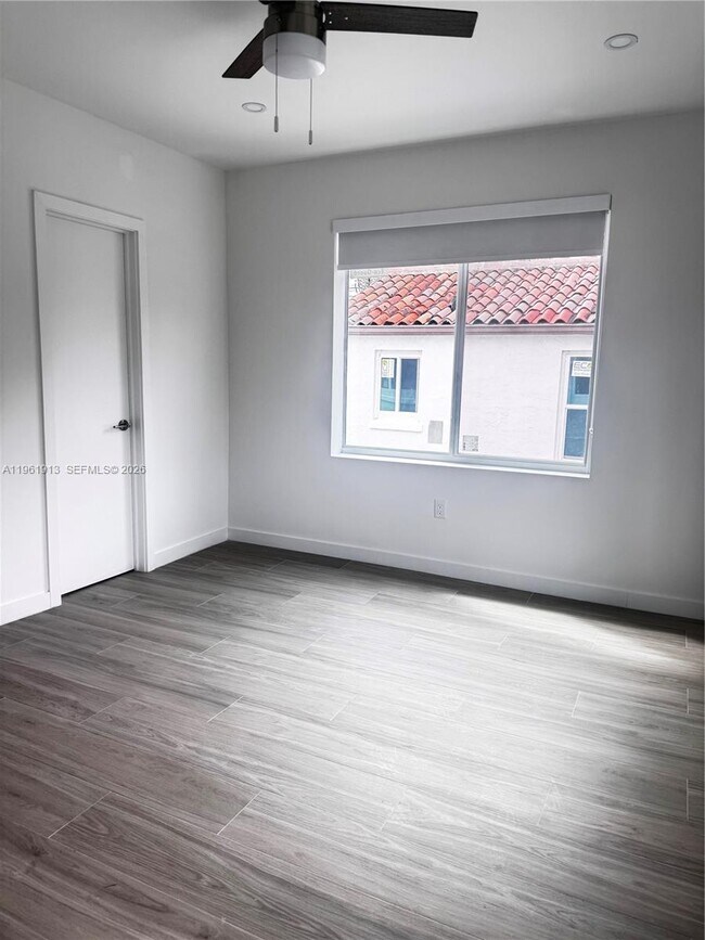 Building Photo - 2855 Royal Palm Ave