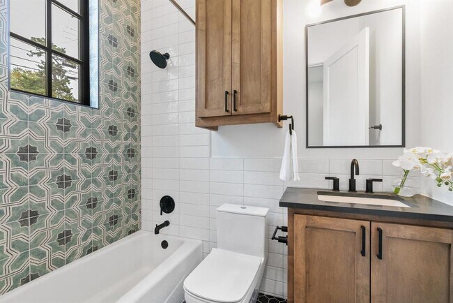 Building Photo - 603 E 47th St