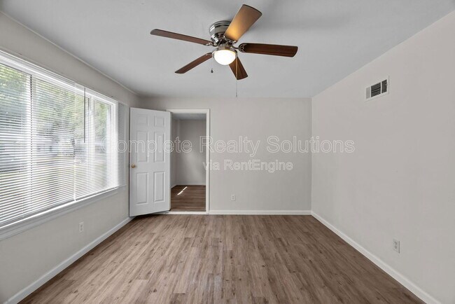 Building Photo - 9724 Dennis Dr