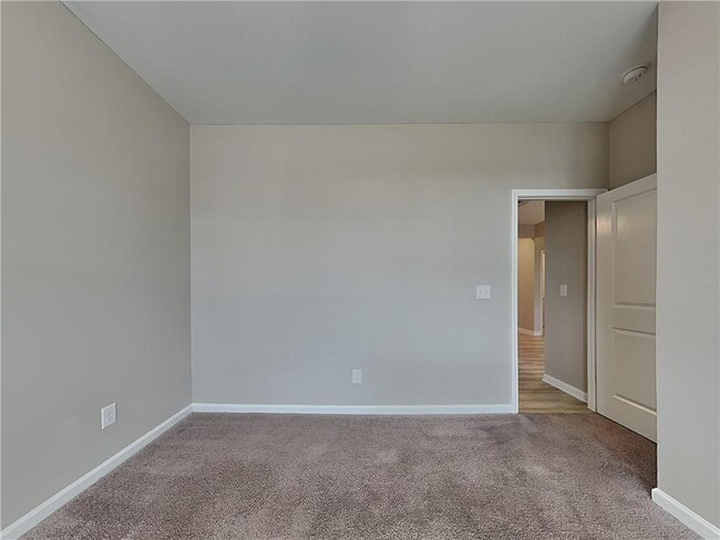 Building Photo - 153 Everett Sq