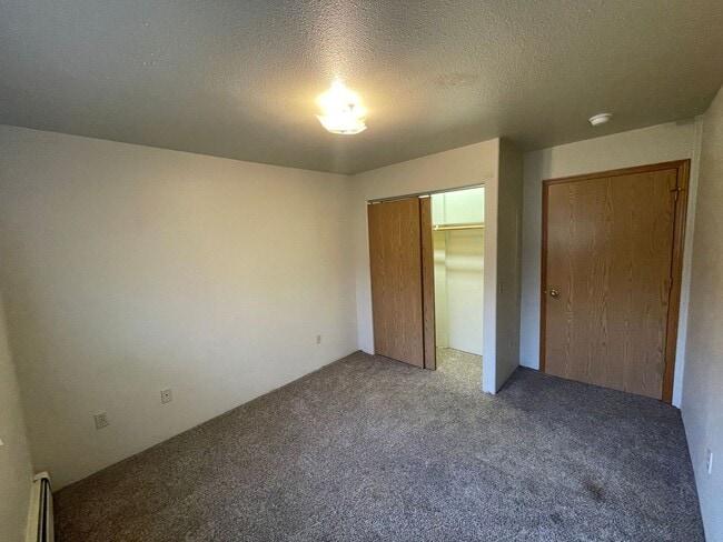 Building Photo - 1 BD, 1 BA Apartment Nestled Back on a Cul-de-Sac
