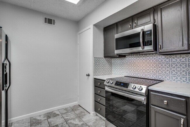 Building Photo - Cozy 3BD Home with Functional Features and...