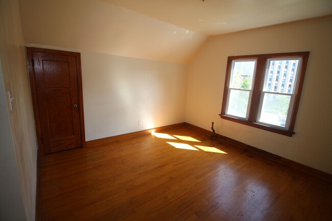 Building Photo - COMING SOON! Bright & Spacious 1-Bedroom U...