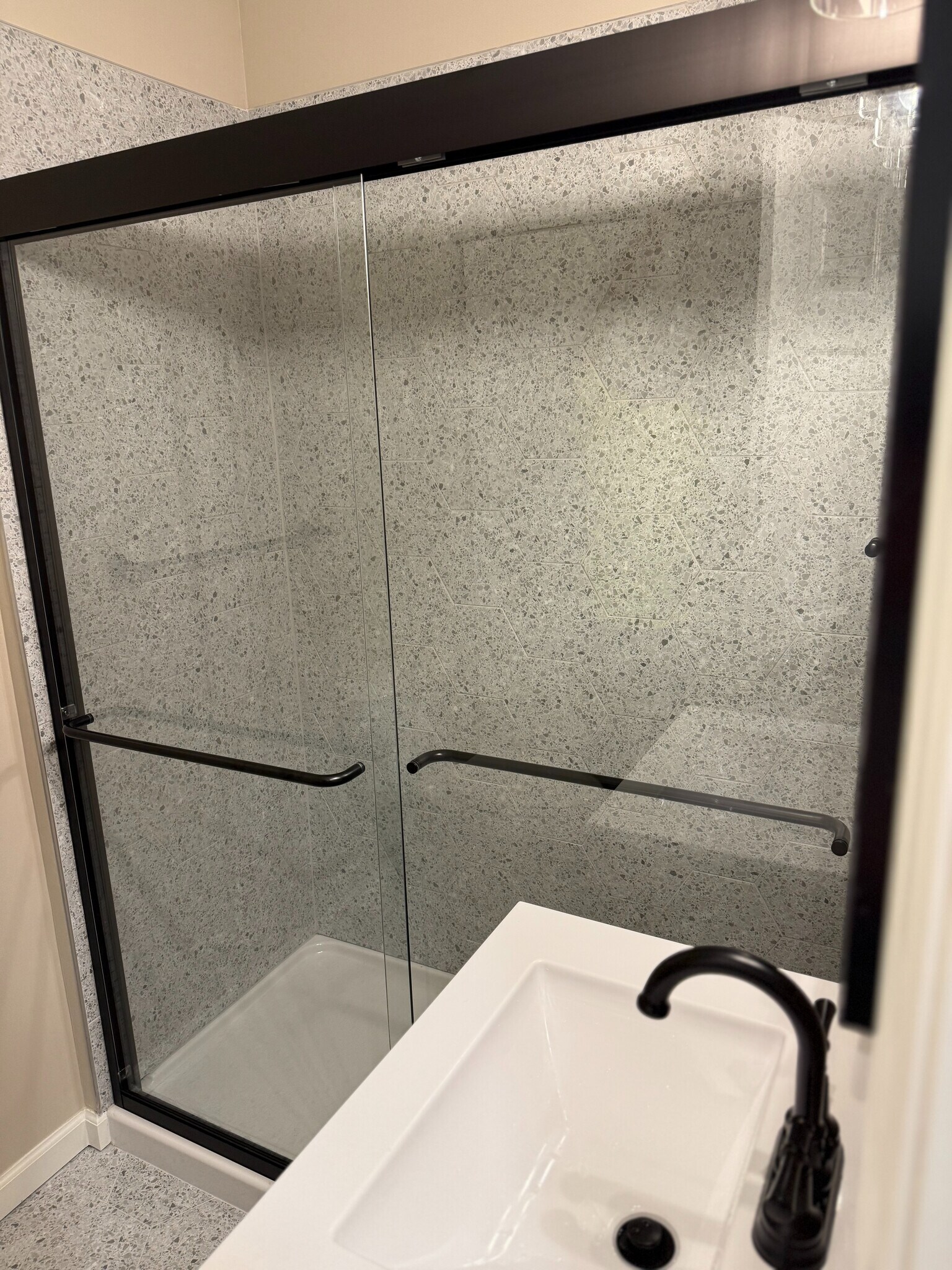 Building Photo - Room in Apartment on Liberty St