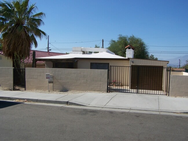 Primary Photo - 2 Bed +1 Bath SINGLE FAMILY HOME + HUGE ba...