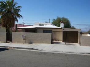Building Photo - 2 Bed +1 Bath SINGLE FAMILY HOME + HUGE ba...
