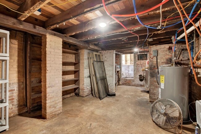 Building Photo - Thomas Square Home