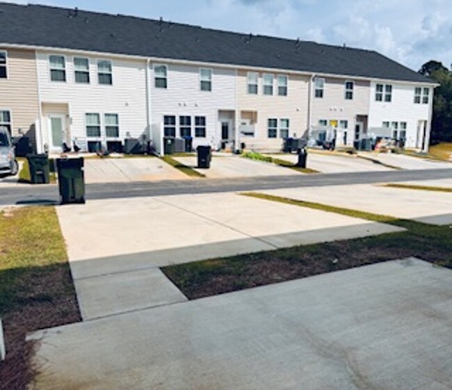 Building Photo - New 3 Bed/ 2.5 Bath Townhome Off Central A...
