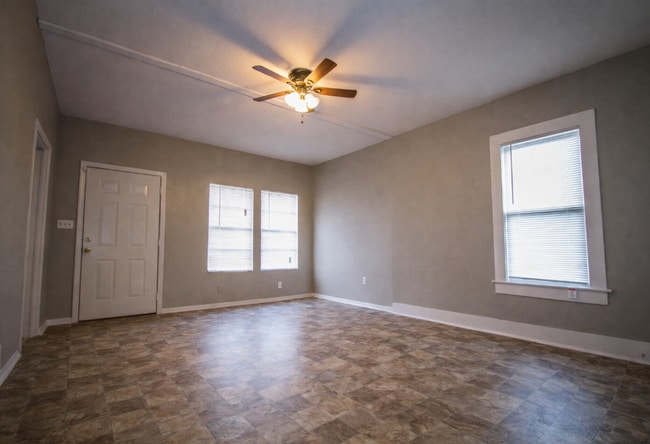 Building Photo - Convenient Home in Close Proximity to Downtown!