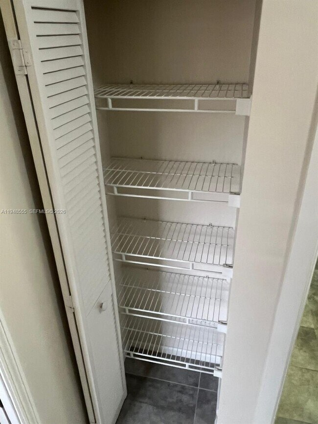 Building Photo - 252 City View Dr