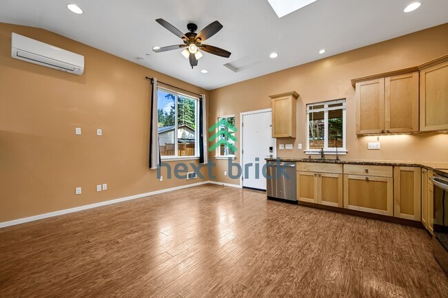 Building Photo - Cozy Retreat in Shoreline – Your Perfect 1,000 sqft Haven