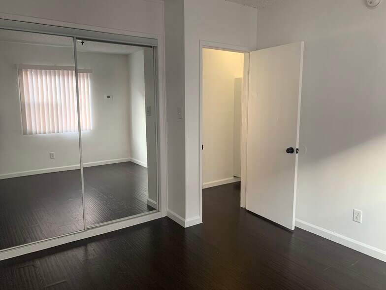 Building Photo - 1330 S Wilton Pl