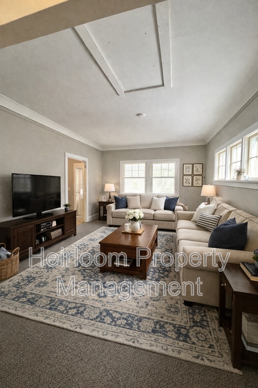 Building Photo - 1112 E 6th St