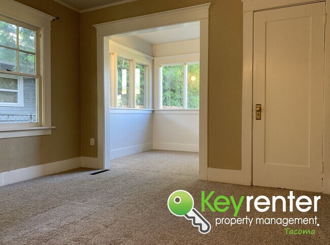 Building Photo - Charming Tacoma Craftsman House!