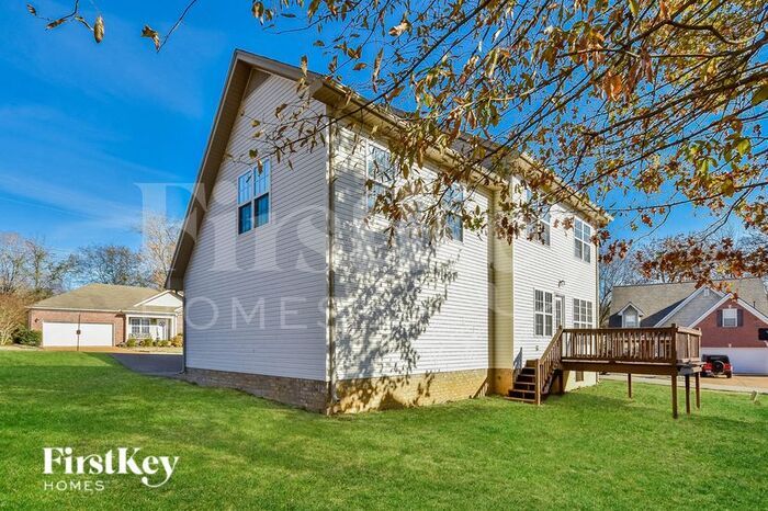 Building Photo - 811 Royal Oaks Dr