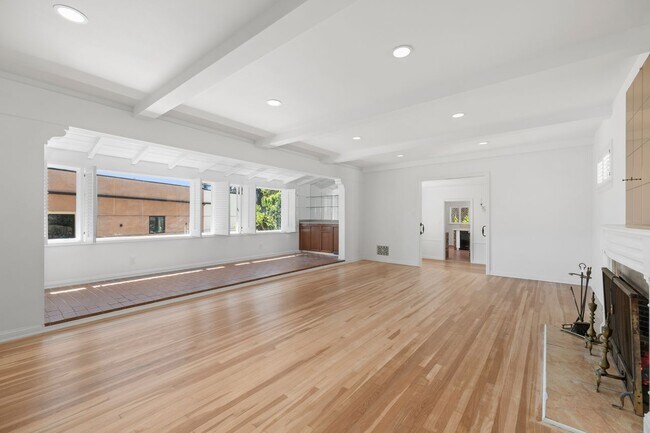 Building Photo - 1685 Sunset Plaza Dr