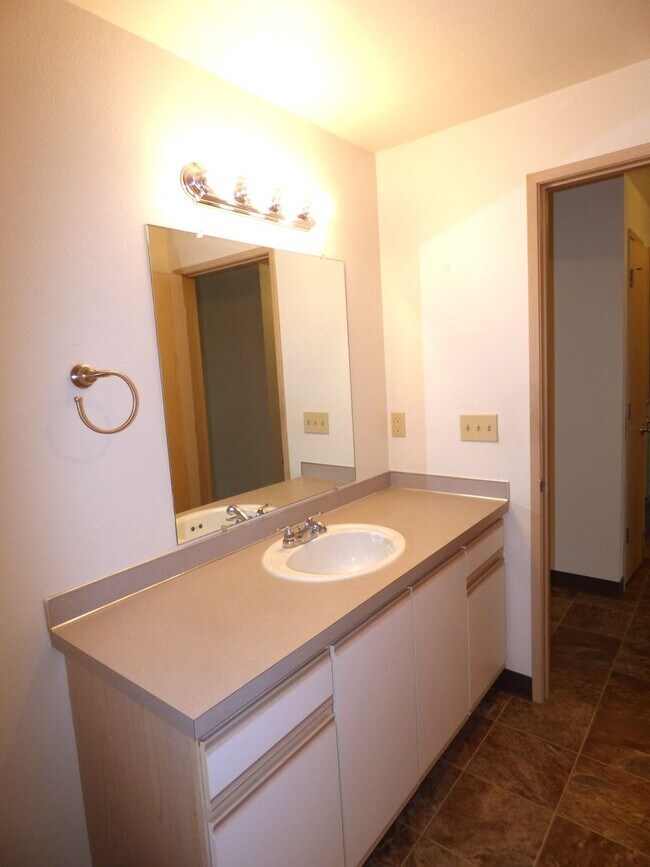 Building Photo - 1 bedroom 1 bath second level unit!