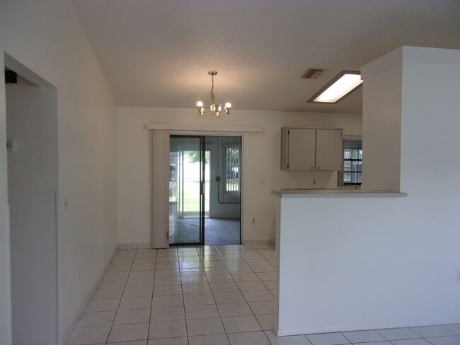 Building Photo - 2261 Maximilian Ave