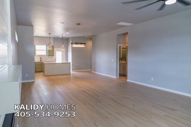 Building Photo - 905 S Howard Ave