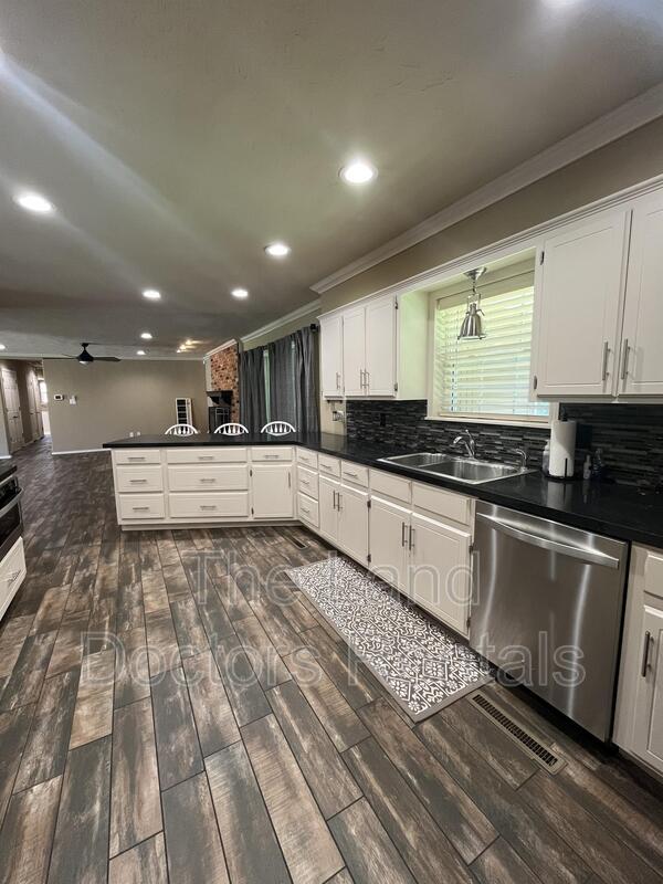 Building Photo - 412 S Country Club Road