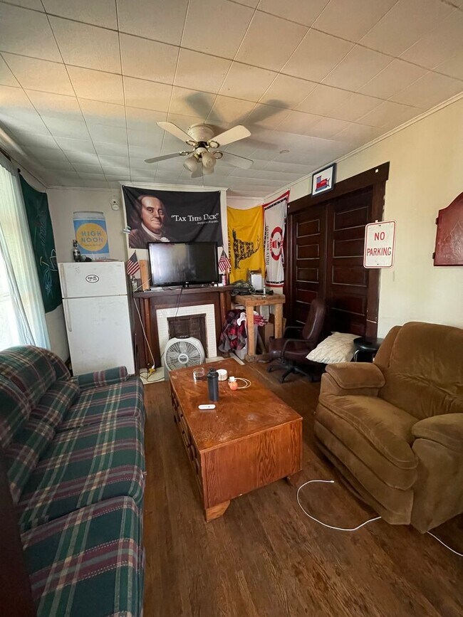 Building Photo - 3 bedroom 1 bath single family home with yard.