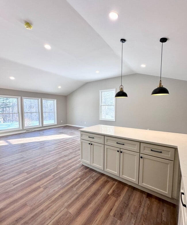 Building Photo - 521 Middleline Rd