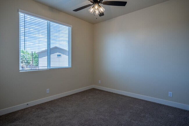 Building Photo - Newer Townhome Near Utah Tech