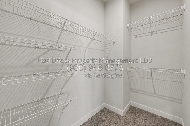 Building Photo - 9342 Mallard Mls Dr