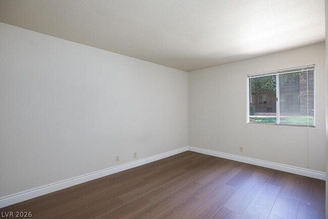 Building Photo - 5081 River Glen Dr
