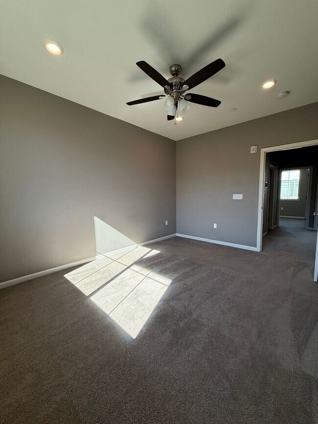 Building Photo - Beautiful 4 Bedroom, 3.5 Bathroom Home in Desirable Communication Hills