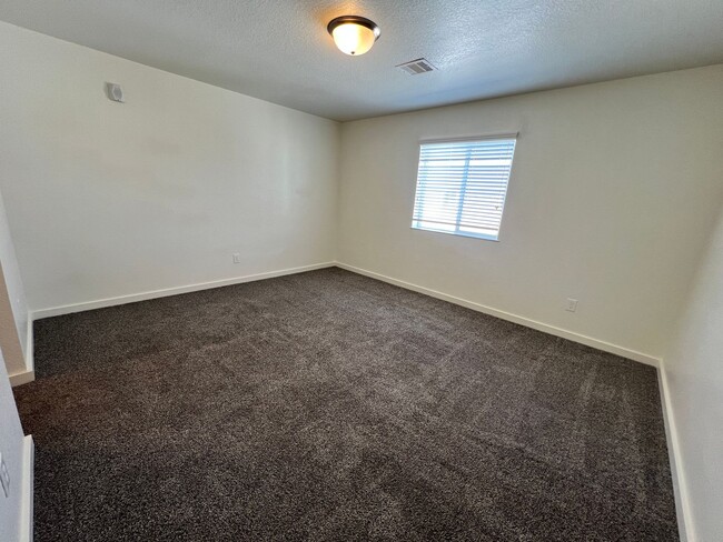 Building Photo - Bridgestone Crossing -3 bedroom 2.5 bath i...