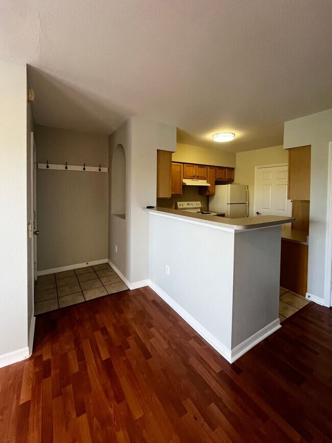 Building Photo - 1/1 unit available now for annual lease