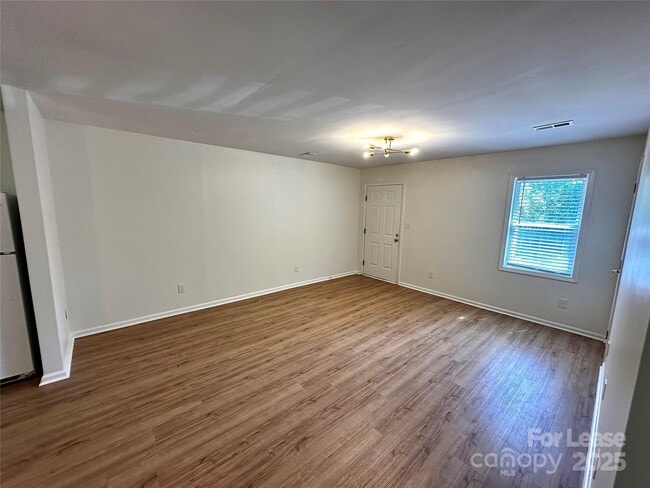 Building Photo - 5591 Wrenn Dr