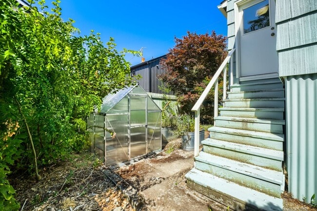 Building Photo - Charming 1bed/2bath Home with Lowel Level Bonus Room in West Seattle!